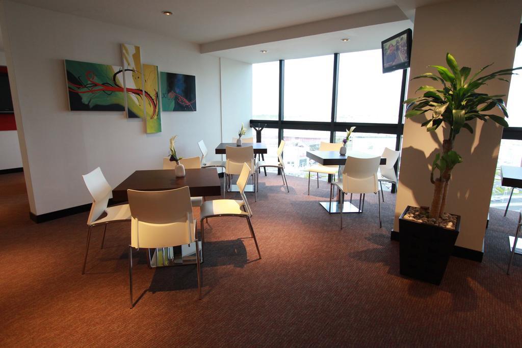 โรงแรมเรดิสัน ปาไรโซ เม็กซิโกซิตี้ ภายนอก รูปภาพ The lounge at the airport